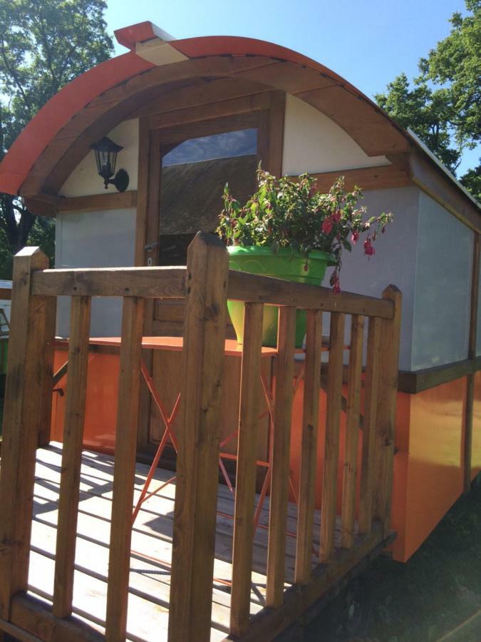 Hotel Les Roulottes De L'Airou Beauchamps  Exterior foto